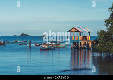 Indonesische bunte Fischerboote in Suak Gual, auch Aku de Gual genannt, in Belitung, Indonesien. Stockfoto