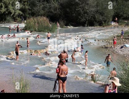 Saturnia, Italien - 13. September 2022: Die Menschen baden in den heißen Quellen der Saturnia Therme, Saturnia, Toskana, Italien Stockfoto