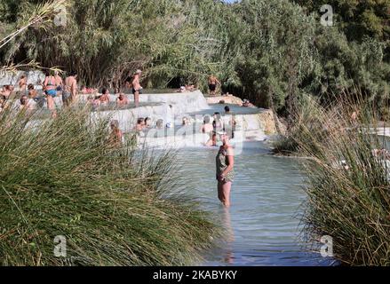 Saturnia, Italien - 13. September 2022: Die Menschen baden in den heißen Quellen der Saturnia Therme, Saturnia, Toskana, Italien Stockfoto