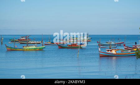Indonesische bunte Fischerboote in Suak Gual, auch Aku de Gual genannt, in Belitung, Indonesien. Stockfoto