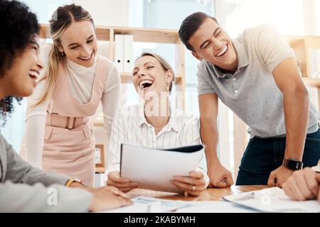 Besprechung, Dokumentation und Team, die mit dem Erfolg der kpi-Zielvorgaben, der globalen Marketingstrategie oder der Teamarbeit zufrieden sind. Manager, Leader oder Diversity Business Stockfoto