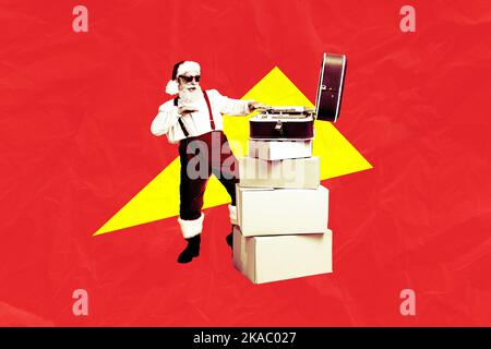 Poster x Mas Collage von funky santa claus spielen Schallplatte Grammophon feiern weihnachtsrabatt auf rotem Hintergrund Stockfoto