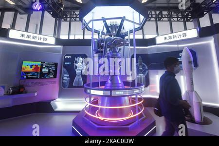 HANGZHOU, CHINA - 2. NOVEMBER 2022 - Mitglieder der Medien laufen an einem 85-Tonnen-Raketenmotor vorbei, der auf der kommenden Apsara-Konferenz 2022 in Hangzhou ausgestellt wird Stockfoto