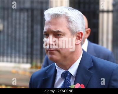 London, Großbritannien, 1.. November 2022. Steve Barclay, Staatssekretär für Gesundheit und Soziales, verlässt die Downing Street Nr. 10 nach der wöchentlichen Kabinettssitzung. Stockfoto