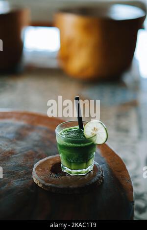 Begrüßungsgetränk mit grüner Farbe, das aus einer Mischung aus Minze, Zitronengras und Zitrone besteht Stockfoto