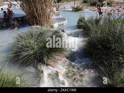 Saturnia, Italien - 13. September 2022: Die Menschen baden in den heißen Quellen der Saturnia Therme, Saturnia, Toskana, Italien Stockfoto