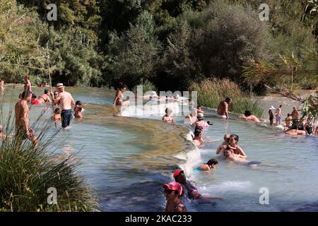 Saturnia, Italien - 13. September 2022: Die Menschen baden in den heißen Quellen der Saturnia Therme, Saturnia, Toskana, Italien Stockfoto