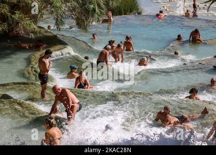 Saturnia, Italien - 13. September 2022: Die Menschen baden in den heißen Quellen der Saturnia Therme, Saturnia, Toskana, Italien Stockfoto