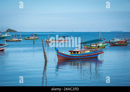 Indonesische bunte Fischerboote in Suak Gual, auch Aku de Gual genannt, in Belitung, Indonesien. Stockfoto