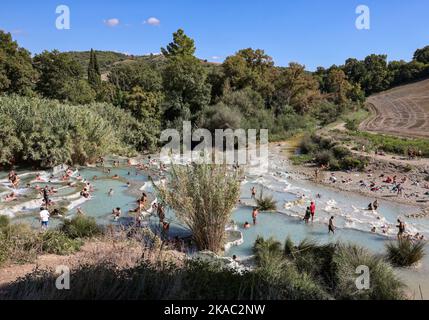 Saturnia, Italien - 13. September 2022: Die Menschen baden in den heißen Quellen der Saturnia Therme, Saturnia, Toskana, Italien Stockfoto