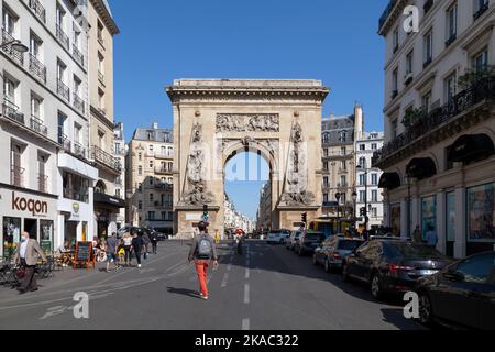 Paris, Frankreich - September 21 2022: : Die Porte Saint-Denis ist ein Pariser Denkmal im 10.. Arrondissement. Stockfoto