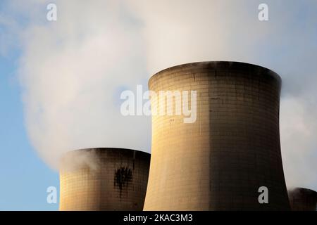 Dampf steigt aus Kühltürmen Drax Power Station Yorkshire England Stockfoto