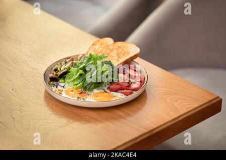 Klassisches englisches Frühstück mit Spiegeleiern Stockfoto