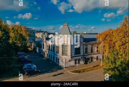 Kasan, Russland. 01. Oktober 2022. Haus der Yunusov-Apanaevs. Erbaut im frühen 20.. Jahrhundert. Traditionelles tatarisches Viertel am Ufer des Kaban-Sees in Kazan. Draufsicht. Herbststadt Stockfoto