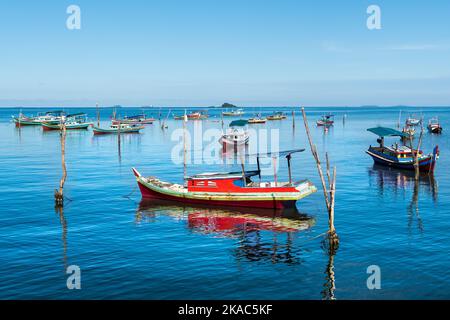 Indonesische bunte Fischerboote in Suak Gual, auch Aku de Gual genannt, in Belitung, Indonesien. Stockfoto