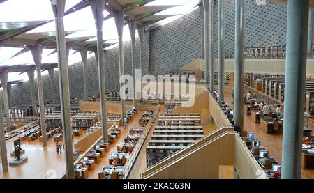 Obwohl die Bibliothek von Alexandria im Feuer verschwand, genießt die ägyptische Stadt heute einen neuen Raum, um sich mit Büchern zu verbinden Stockfoto