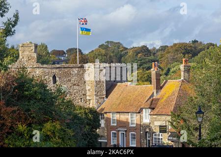 Britische und ukrainische Flagge, The Landgate, Rye, East Sussex, England, Großbritannien Stockfoto