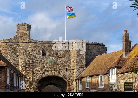 Britische und ukrainische Flagge, The Landgate, Rye, East Sussex, England, Großbritannien Stockfoto