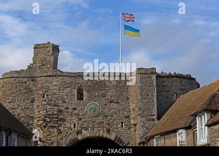 Britische und ukrainische Flagge, The Landgate, Rye, East Sussex, England, Großbritannien Stockfoto