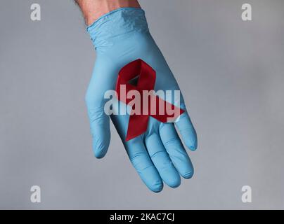 Roter Bandbogen als Symbol des AIDS- und HIV-Tages, 1. Dezember. Stockfoto