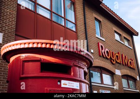 Slough, Großbritannien. 28.. Oktober 2022. Ein bevorzugter Postkasten ist vor einem Royal Mail Delivery Office abgebildet. International Distributions Services plc, die Stockfoto