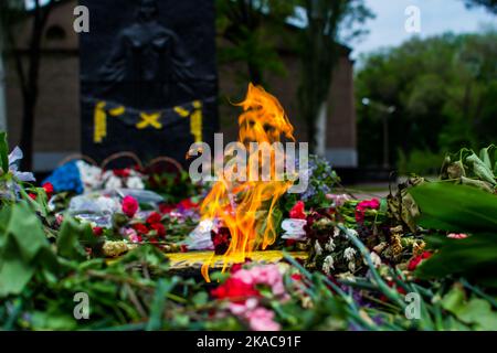 Die Flamme der ewigen Flamme des Denkmals des Zweiten Weltkriegs. Ein Symbol der feierlichen Erinnerung der Menschen an die gefallenen Helden. Mai 9, Vi Stockfoto