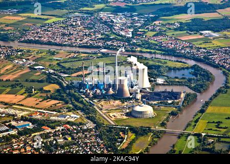 Kraftwerk an der Flussleitung Stockfoto