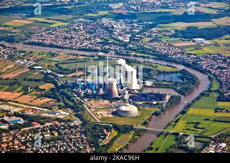 Kraftwerk am Fluss Stockfoto