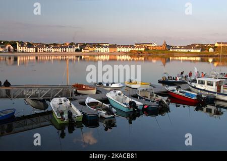 Sonnenuntergang über Loch Leódamais, Port Ellen, Islay, Hebriden, Inner Hebriden, Inner Isles, Schottland, Vereinigtes Königreich, Großbritannien Stockfoto