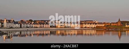 Die Weißen Häuser von Port Ellen, die über das Wasser reflektieren, Port Ellen, Islay, Hebriden, Innere Hebriden, Inner Isles, Schottland, Vereinigtes Königreich Stockfoto