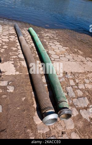 Flexible Rohre zur Entsorgung von Gülle im Fluss Stockfoto