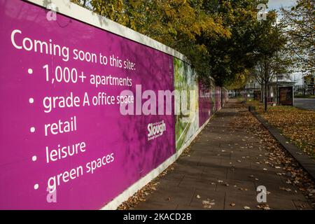 Slough, Großbritannien. 28.. Oktober 2022. Die Marketing-Boards sind um eine Website zur Umgestaltung des Slough Borough Council herum abgebildet. Slough ist zu einem beliebten Ort geworden Stockfoto