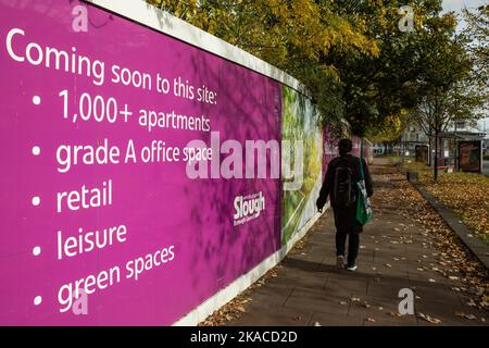 Slough, Großbritannien. 28.. Oktober 2022. Die Marketing-Boards sind um eine Website zur Umgestaltung des Slough Borough Council herum abgebildet. Slough ist zu einem beliebten Ort geworden Stockfoto