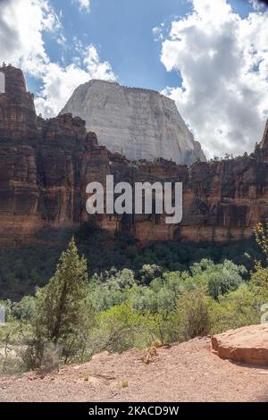 Eines der beeindruckendsten Wahrzeichen Zions, der aufragende weiße Monolith des Großen Weißen Throns Stockfoto