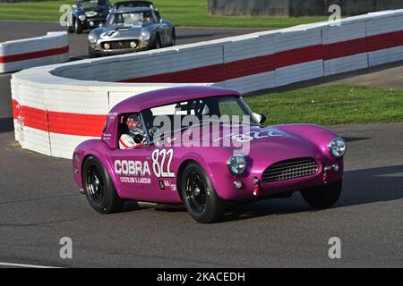 Mike Whitaker, Andrew Jordan, AC Cobra, Dessous, Stirling Moss Memorial Trophy, mit GT-Autos mit geschlossenem Cockpit, die vor 1963 Rennen fuhren, ein einh Stockfoto