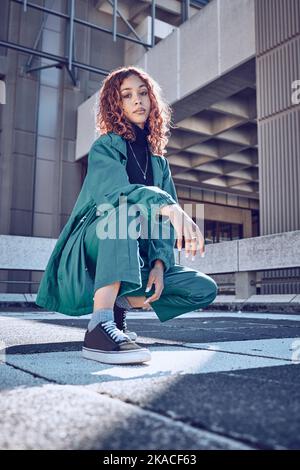 Trendy, Stil und cool Teenager-Mädchen Porträt in einer Stadt allein. Mode, Street Style und junge Frau an einem ausgefallenen Tag im Freien. Stadt, Kleidung und Stockfoto