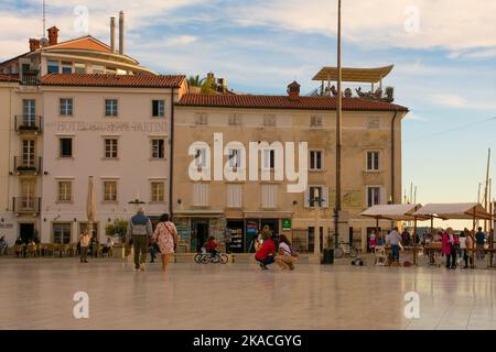 Piran, Slowenien - September 18. 2022. Der historische Tartini-Platz, Tartinijev Trg, im Zentrum der Altstadt Piran an der slowenischen Küste Stockfoto