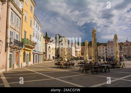 Piran, Slowenien - September 17. 2022. Der historische Tartini-Platz, Tartinijev Trg, im Zentrum der Altstadt Piran an der slowenischen Küste Stockfoto