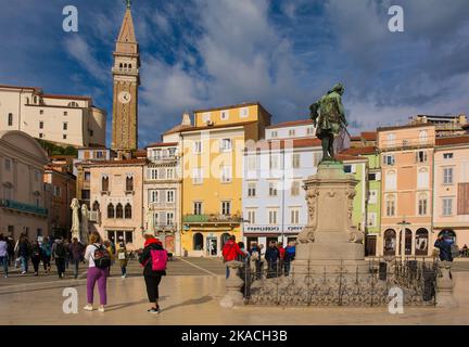 Piran, Slowenien - September 17. 2022. Der historische Tartini-Platz, Tartinijev Trg, im Zentrum der Altstadt Piran an der slowenischen Küste. Der Türsteher Stockfoto