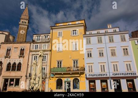 Piran, Slowenien - September 17. 2022. Historische Gebäude auf dem Tartini-Platz im mittelalterlichen Zentrum von Piran an der slowenischen Küste. Der Glockenturm von Stockfoto