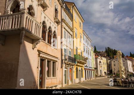 Piran, Slowenien - September 17. 2022. Historische Gebäude auf dem Tartini-Platz im mittelalterlichen Zentrum von Piran an der slowenischen Küste Stockfoto