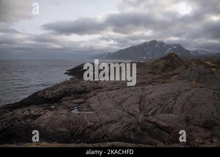 Küste in der Nähe von Nesland, einem winzigen und malerischen Fischerdorf auf dem Lofoten-Archipel in Nordland in Norwegen. Stockfoto