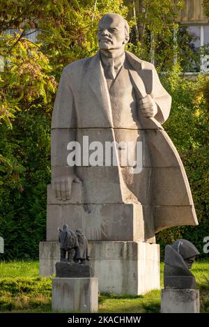 Große Lenin-Statue dominiert die Landschaft im Museum für Sozialistische Kunst in Sofia, Bulgarien Stockfoto