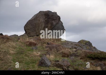 Küste in der Nähe von Nesland, einem winzigen und malerischen Fischerdorf auf dem Lofoten-Archipel in Nordland in Norwegen. Stockfoto