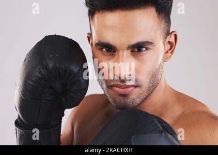 Fitness-Boxen, Mann Training Workout und Porträt von Trainingsgeräten Handschuh auf Fäusten bereit zu kämpfen. Junger thai-Athlet von muay, starke Muskelkraft Stockfoto