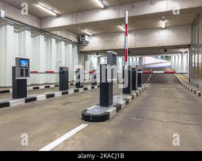 Schranke am Eingang und Ausgang eines Autos Parkhaus. Vollautomatische Barriere vom Parkplatz. Tiefgarage, Garage. Der Innenraum des Parkplatzes Stockfoto