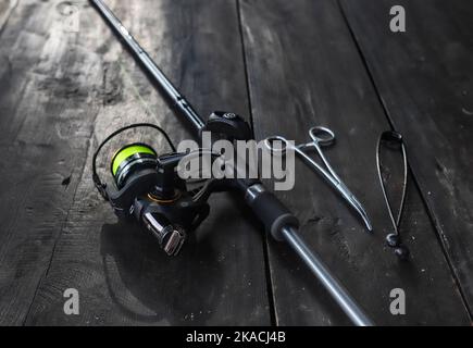 Rolle Angelrute, Schere, Extraktor Nahaufnahme. Fisherman's Ausrüstung. Stockfoto