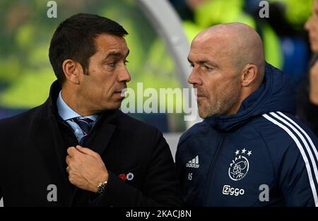 Glasgow, Schottland, 1.. November 2022. Rangers-Manager Giovanni van Bronckhorst und Ajax-Manager Alfred Schreuder während des UEFA Champions League-Spiels im Ibrox Stadium, Glasgow. Bildnachweis sollte lauten: Neil Hanna / Sportimage Stockfoto