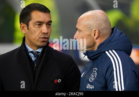 Glasgow, Schottland, 1.. November 2022. Rangers-Manager Giovanni van Bronckhorst und Ajax-Manager Alfred Schreuder während des UEFA Champions League-Spiels im Ibrox Stadium, Glasgow. Bildnachweis sollte lauten: Neil Hanna / Sportimage Stockfoto