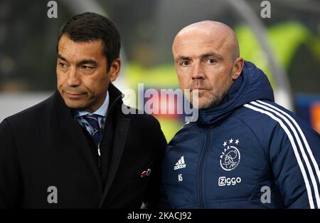 Glasgow, Schottland, 1.. November 2022. Rangers-Manager Giovanni van Bronckhorst und Ajax-Manager Alfred Schreuder während des UEFA Champions League-Spiels im Ibrox Stadium, Glasgow. Bildnachweis sollte lauten: Neil Hanna / Sportimage Stockfoto